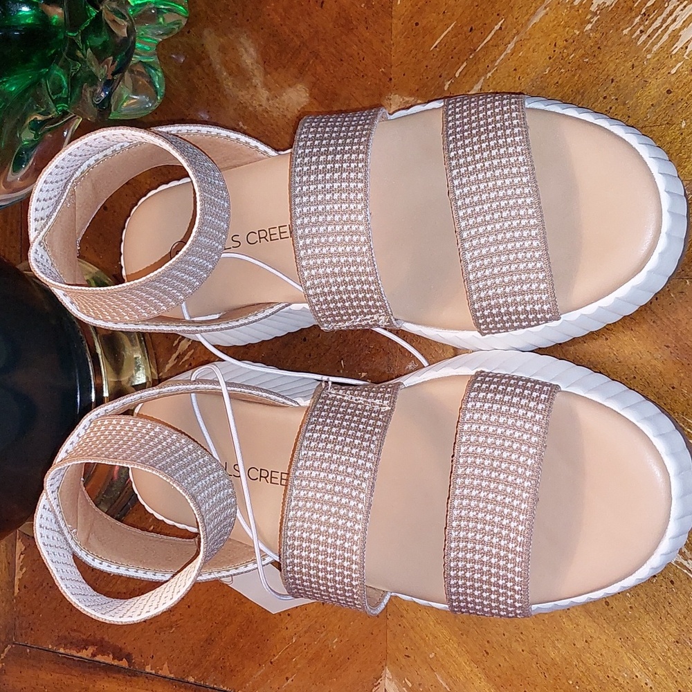 Falls Creek Stylish Women's Sandals in Tan